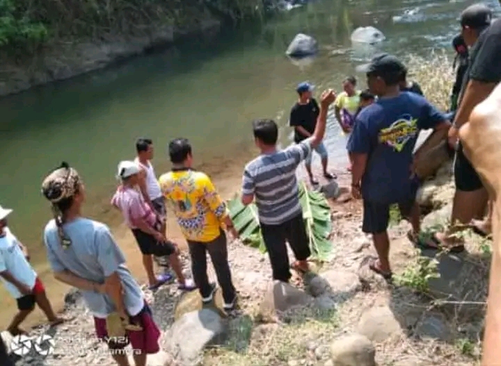 Proses Evakuasi dua pelajar tenggelam di sungai brondong Kecamatan kesesi