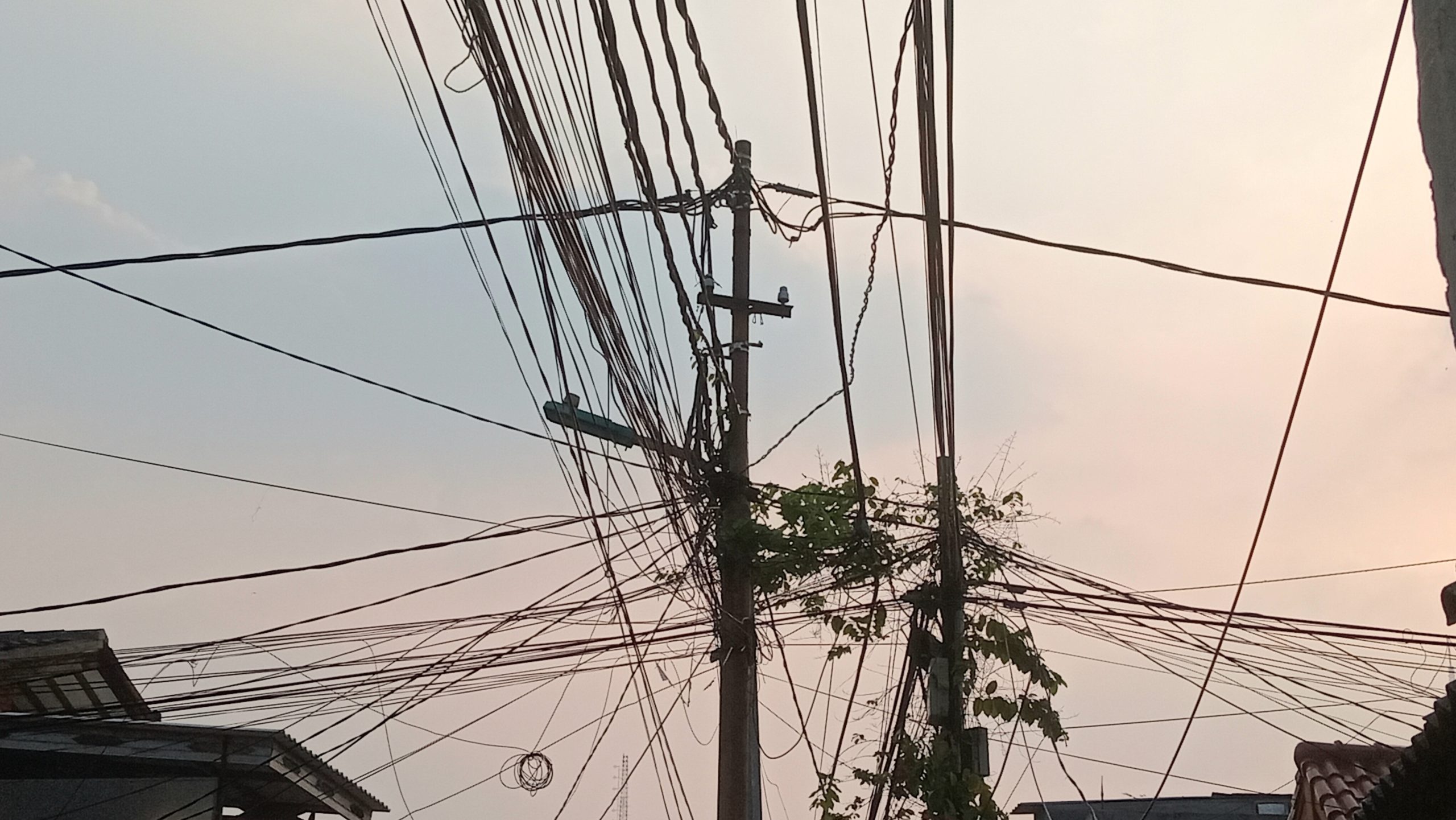 Kabel optik yang sembrawut di Wilayah DKI Jakarta