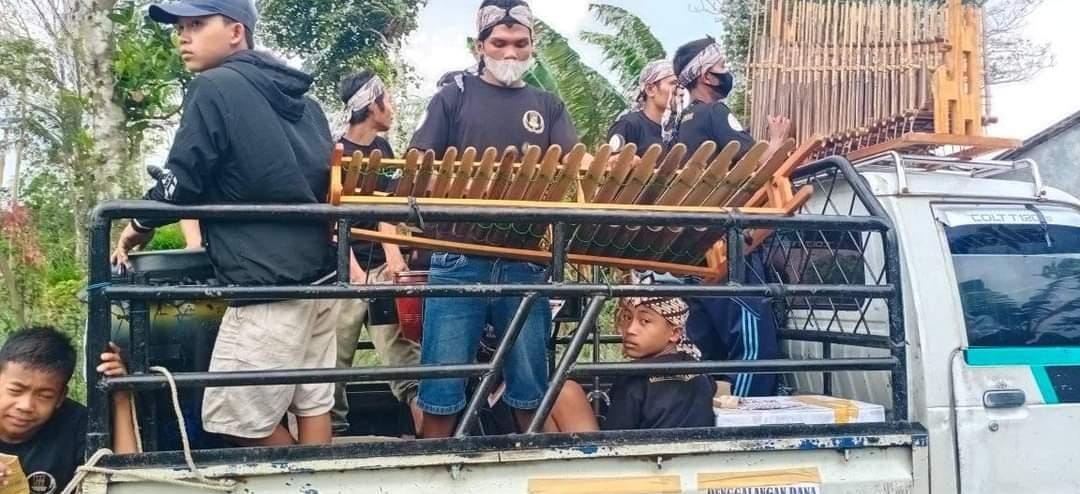 Grouo Angklung Sandya Wulong dalam sebuah penampilan