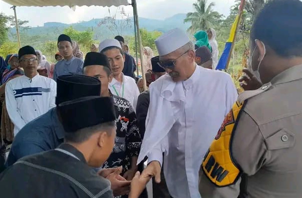 KH RM Chaidar Muhaiminan Gunardo Bersalaman kepada para pengunjung penjaian