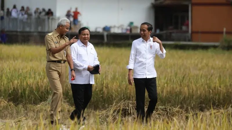 Prabowo Subianto dan Ganjar Pranowo saat mendampingi Presiden Joko Widodo melakukan panen raya di Kebumen pertengahan Maret lalu