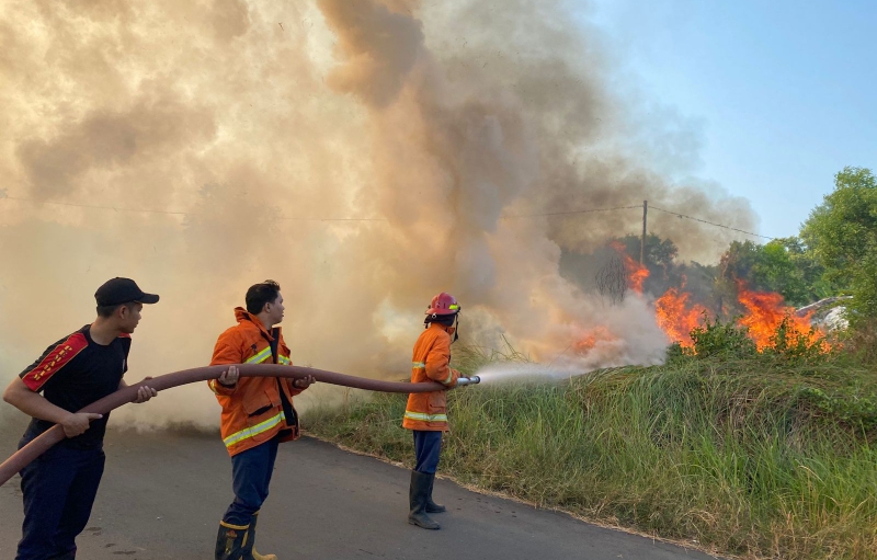 Regu Damkar dan BPBD kabupaten Pemalang berjibaku memadamkan api di sirkuit Widuri Pemalang