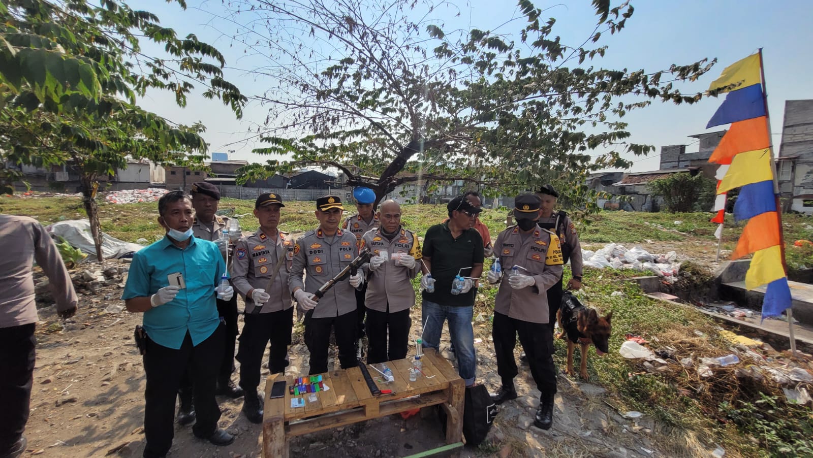 Polsek Palmerah memperlihatkan sejumlah Barang Bukti hasil penggerebekan Kampung Boncos