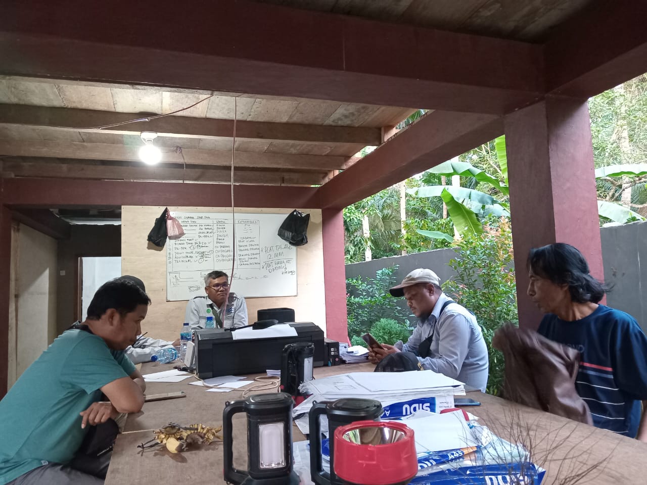 KUNJUNGI KE PT.WIKA. Terkait pro kontra pembangunan Jetty, awak media konfirmasi ke pelaksana proyek. Nampak site manager PT.WIKA-PJIP-KSO, Yoga saat menerima kunjungan wartawan.