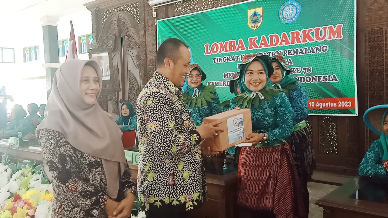 Plt Bupati Pemalang Mansyur Hidayat menyerahkan hadiah kepada peserta lomba Kadarkum