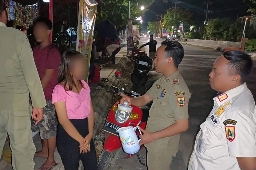 Satpol PP Pemalang menegur pedagang angkringan Kaligelang Kecamatan Taman