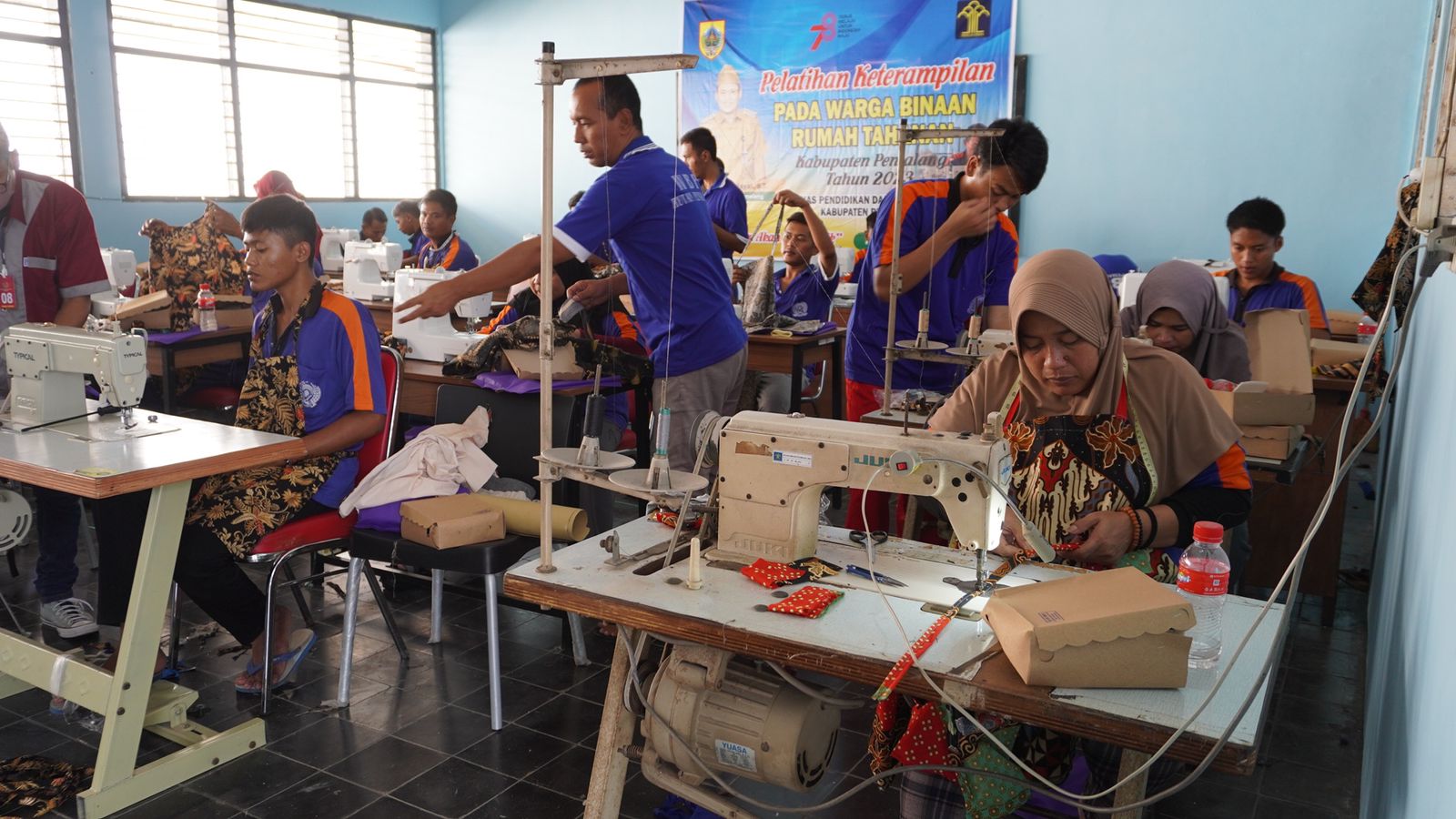 Pemasyarakatan sedang melaksanakan kegiatan menjahit di rutan Pemalang