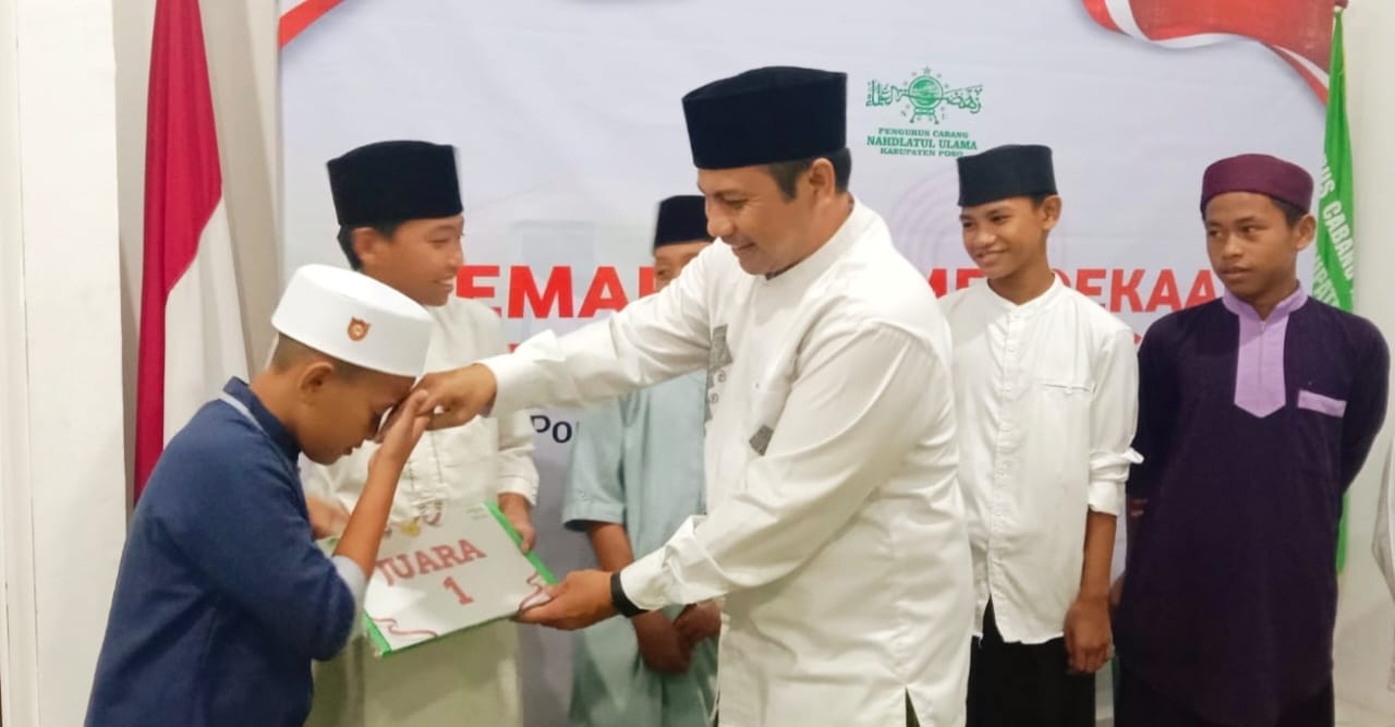 Tampak pimpinan Ponpes, saat memberikan penghargaan bagi santri yang mengikuti lomba pada acara memeriahkan HUT Kemerdekaan RI ke 78