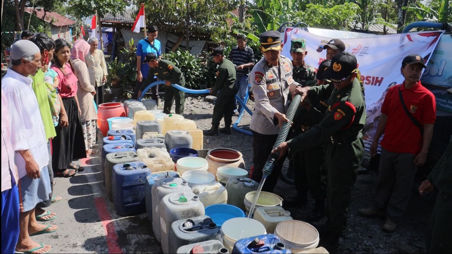 Warga Desa Beluk, Kecamatan Belik sedang antri bantuan air bersih dari polres Pemalang