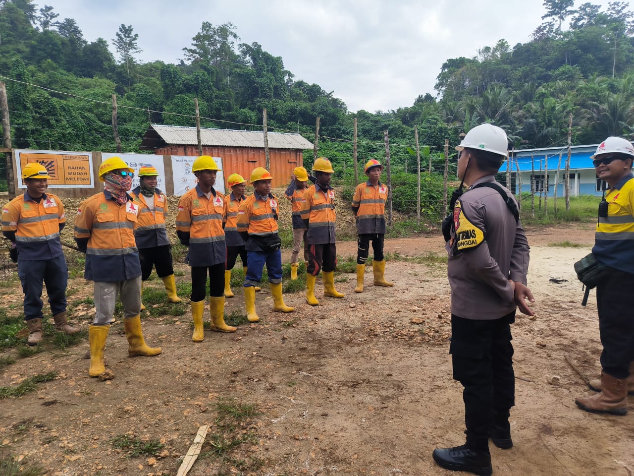 PERAN AKTIF. Emban tugas keamanan dan ketertiban wilayah, Bhabinkamtibmas desa Kendek, kecamatan Banggai Utara, Bripka Faisal dukung kelancaran pembangunan bandara Balut.