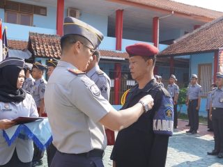 Seorang petugas pemasyarakatan rutan kelas IIB Pemalang menerima penghargaan