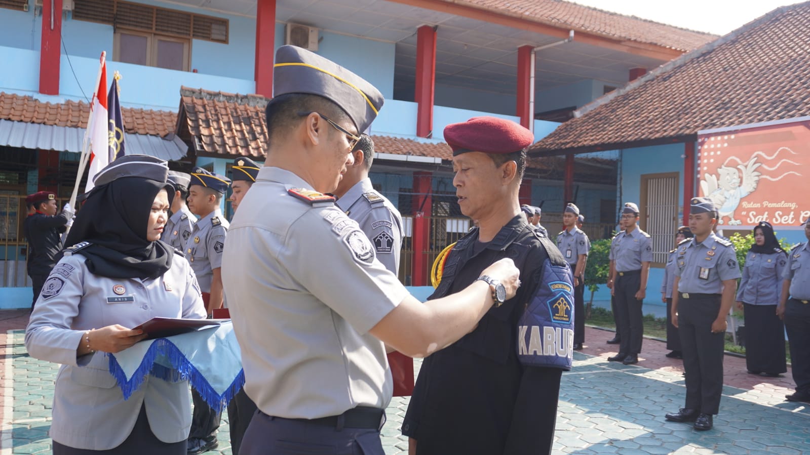 Seorang petugas pemasyarakatan rutan kelas IIB Pemalang menerima penghargaan