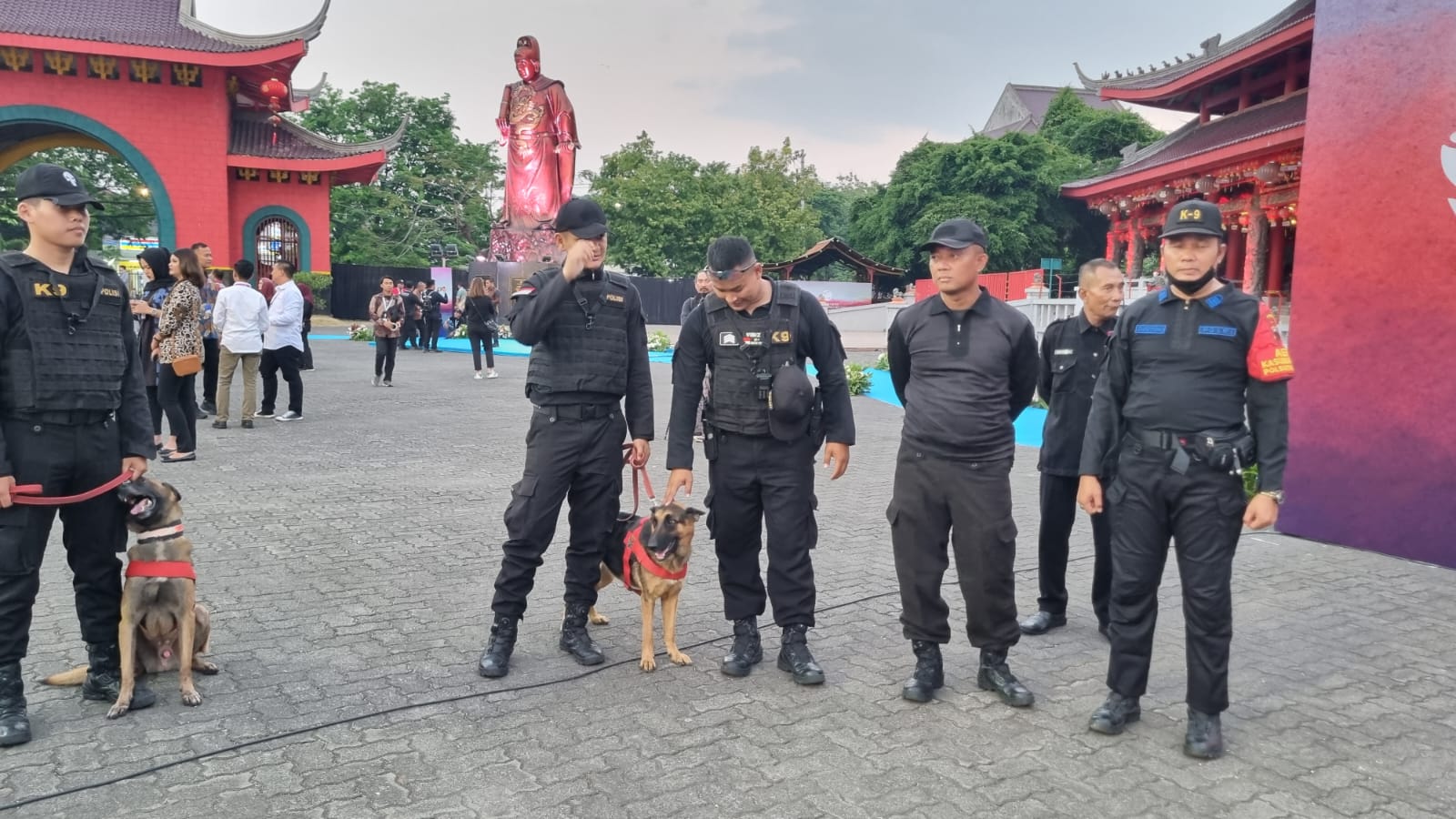 Anggota kepolisian dari polda Jateng sedang berjaga di sekitar lokasi Sam Poo Kong