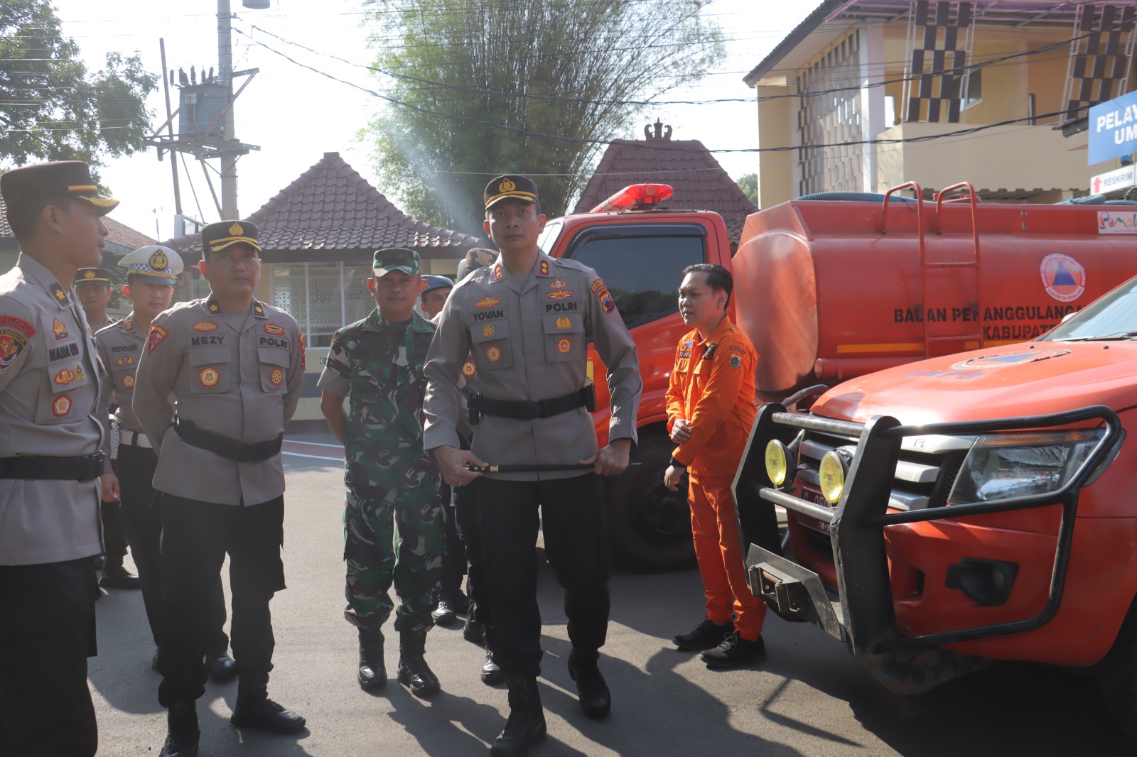 Kapolres Pemalang AKBP Yovan Fatika Handhiska mengecek kesiapan personel dan kendaraan satgas kebakaran lahan dan hutan di Mapolres setempat