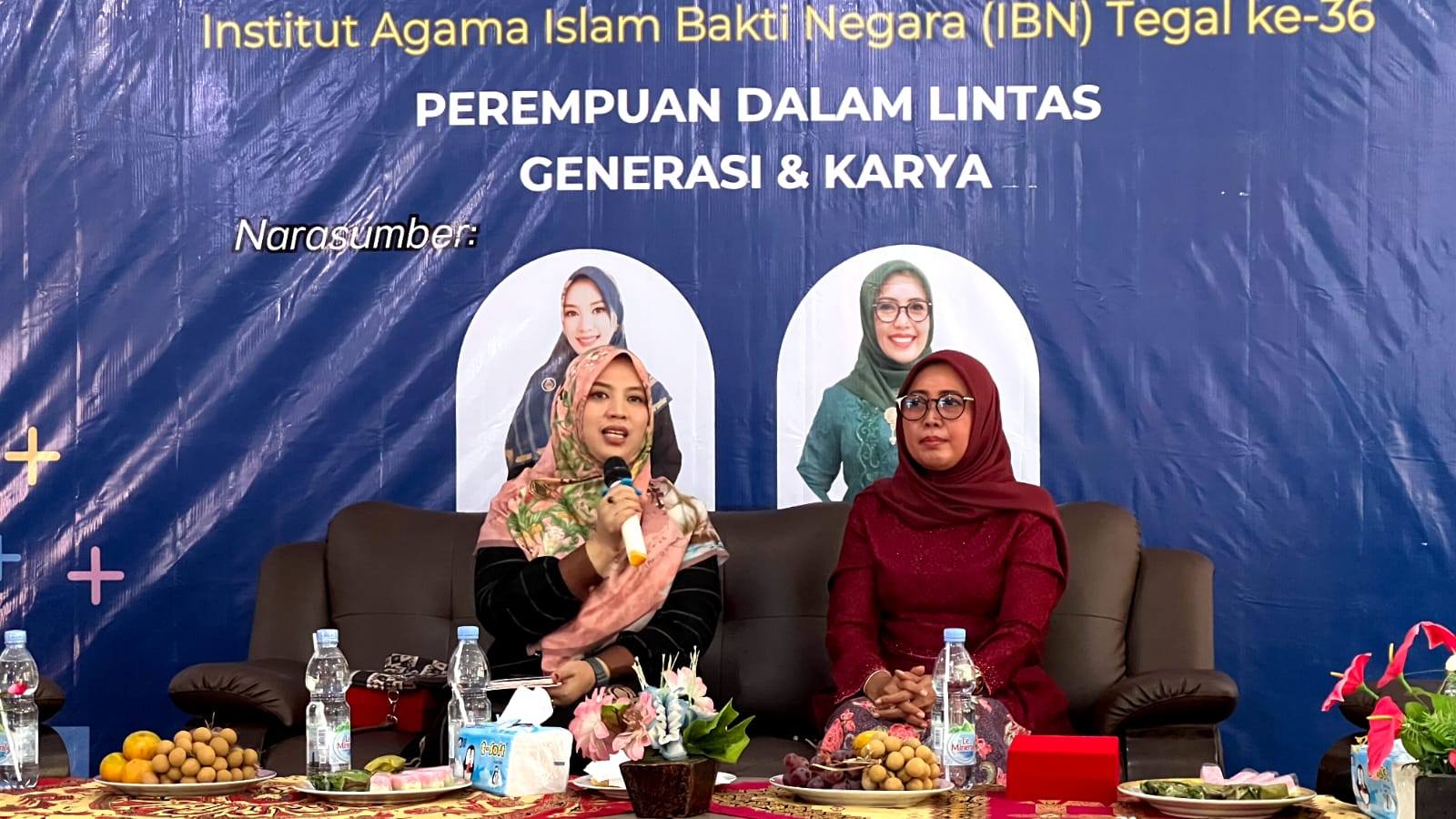 Anggota DPR Nur Nadlifah dan novelis Ning Khilma Anis dalam peringatan Dies Natalis IBN Tegal ke-36.