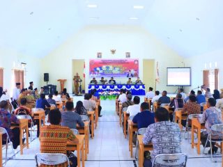 TEST TERTULIS. Bupati Banggai Laut, Sofyan Kaepa membuka secara langsung tahap seleksi test tertulis bakal calon Kepala Desa di aula BKPSDM, Senin (28/8).