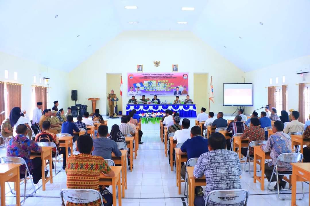 TEST TERTULIS. Bupati Banggai Laut, Sofyan Kaepa membuka secara langsung tahap seleksi test tertulis bakal calon Kepala Desa di aula BKPSDM, Senin (28/8).