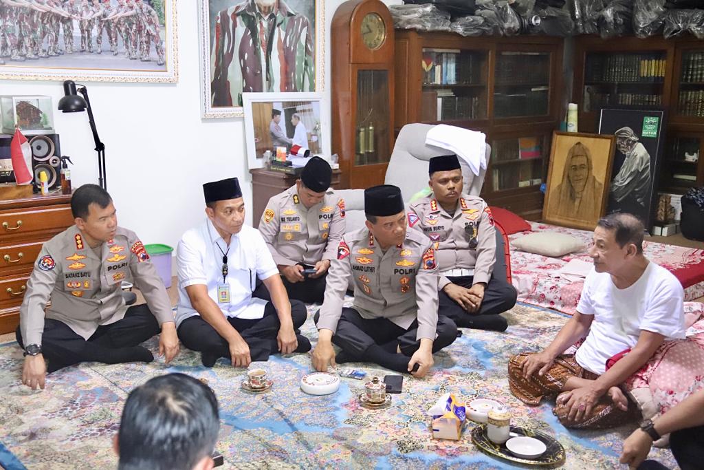 Kapolda Jateng Irjend Pol Ahmad Luthfi berkunjung di kediaman Habib Luthfi Bin Yahya