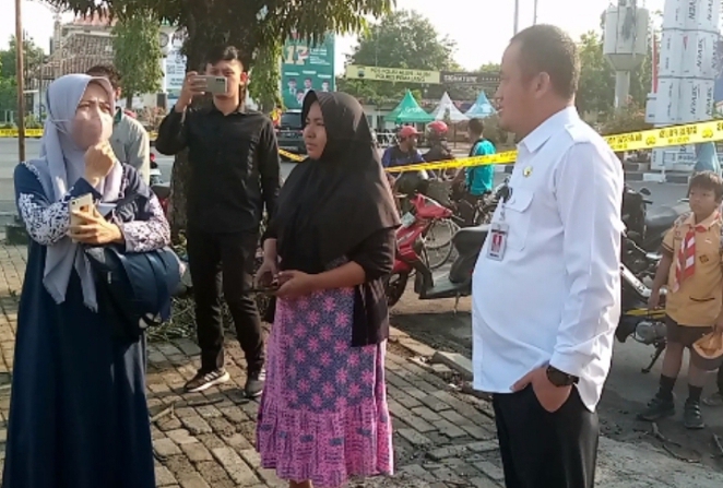 Plt Bupati Pemalang Mansyur Hidayat meninjau lokasi kebakaran pada Selasa pagi 29 Agustus 2023.