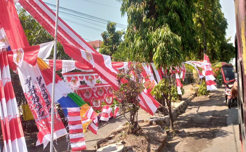 Pedagang bendera musiman banyak menghiasi kota Pemalang