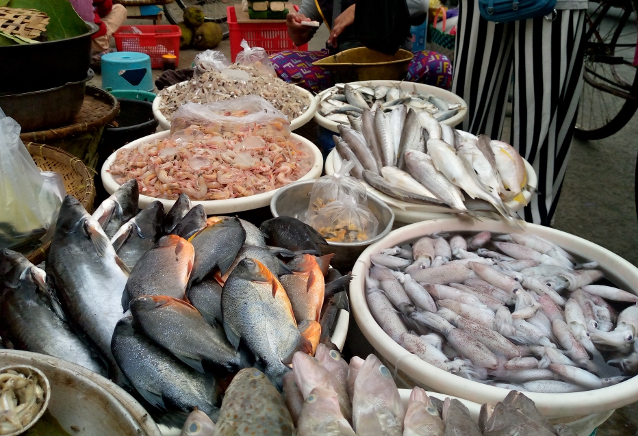 Pedagang ikan basah di pasar Bojongbata Pemalang sedang melayani Pembeli.