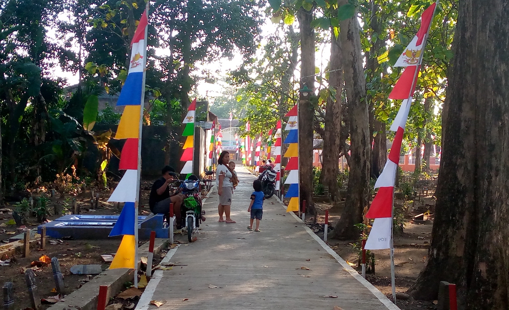 Bendera warna warni menghiasi komplek makam desa Jatirejo, Kecamatan Ampelgading