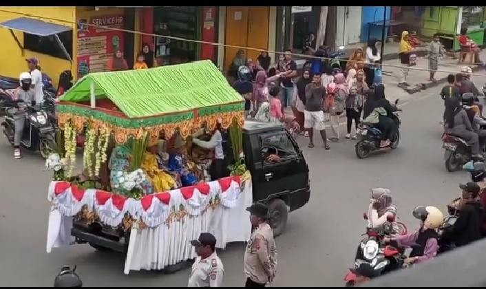 Meriahnya pawai karnaval HUT-RI ke-78 harus diwarnai insiden jatuhnya ibu dan anak peserta pawai.