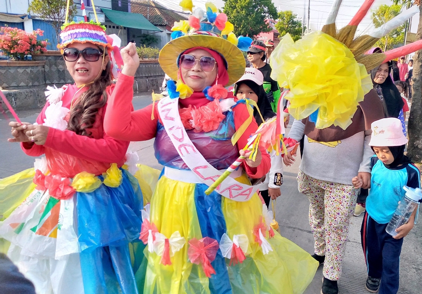 Emak Emak peserta karnaval melintas di jalan raya Gatot Subroto Bojongbata, Pemalang