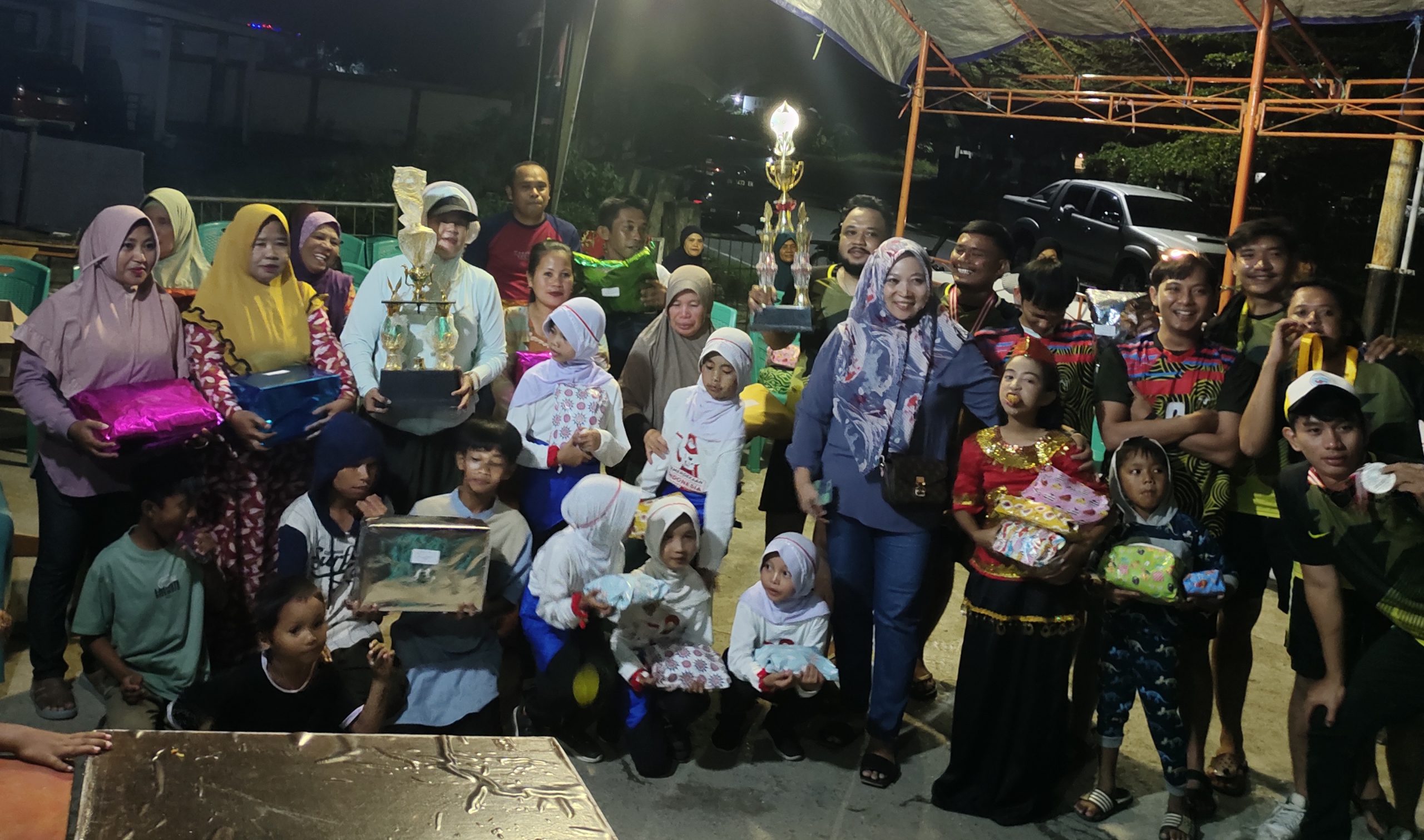 Tampak suasana saat foto bersama para pemenang lomba kegiatan pesta rakyat HUT Kemerdekaan RI 78 masyarakat Kel. Lawanga Tawongan