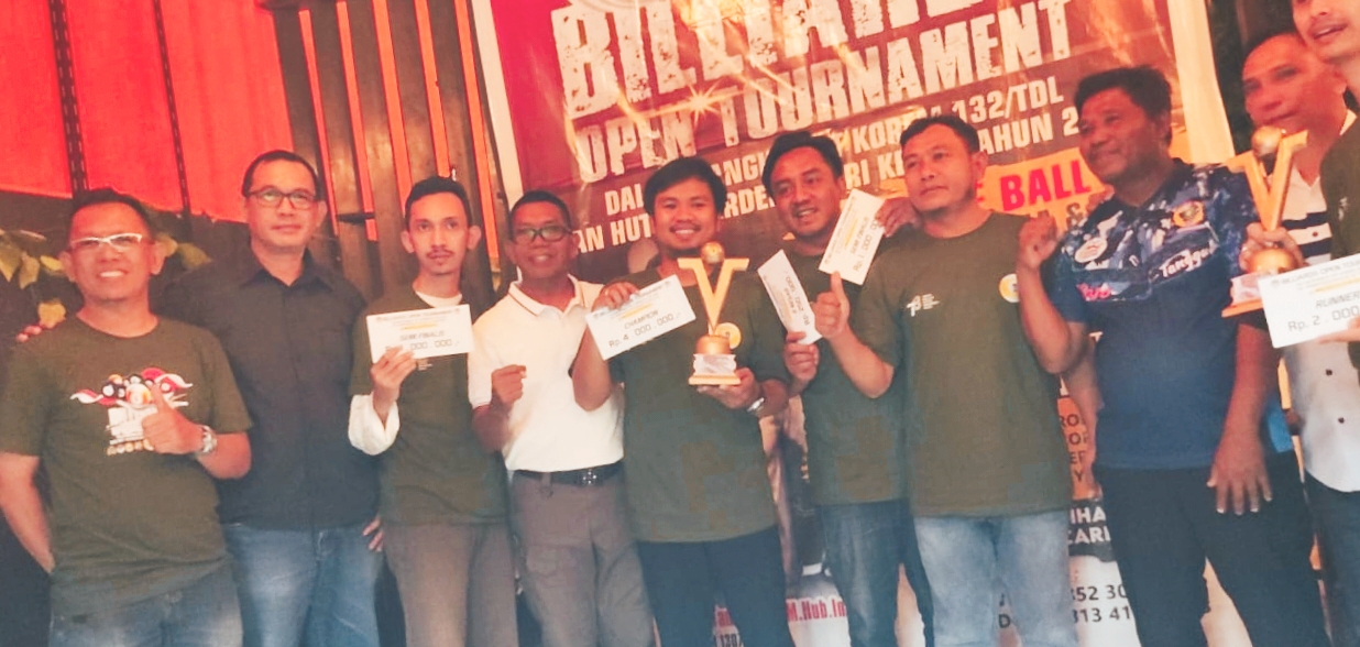 Foto bersama para atlit dan panitia pelaksana usai pertandingan Billiard Open tournamen HUT Korem 132 Tadulako