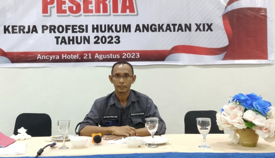 Moh.Irfan Latowale, staf pengajar FH Unsimar Poso, saat memberi pembekalan kepada 72 mahasiswa untuk mengikuti KKPH angkatan XIX tahun 2023