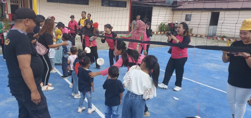 Tampak suasana kegiatan olah raga bersama Polsek Lore Utara dalam rangka HUT RI ke 78