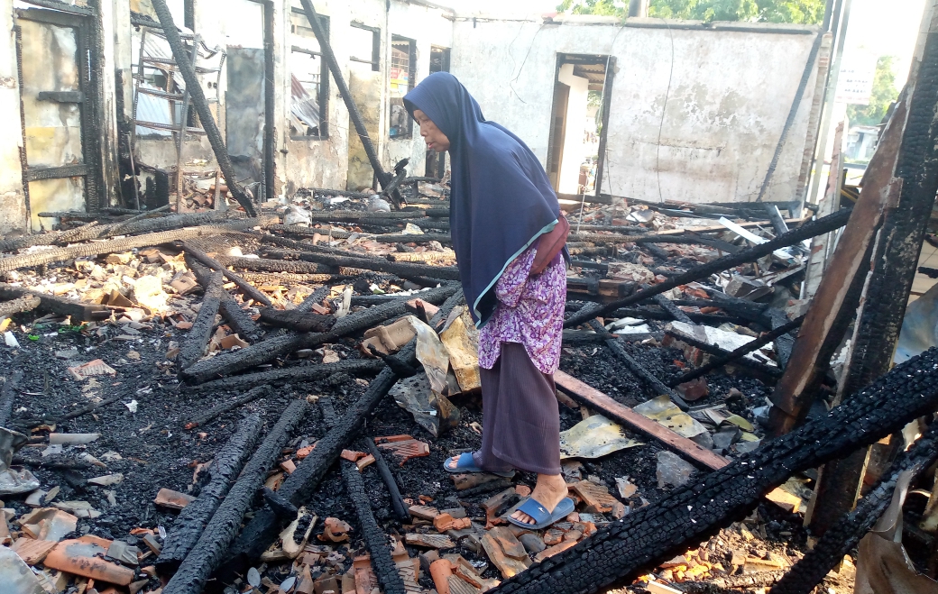 Aliyah Korban Kebakaran warung makan di area alun alun Pemalang sedang mencari Cobek sambal miliknya diantara puing sisa kebakaran