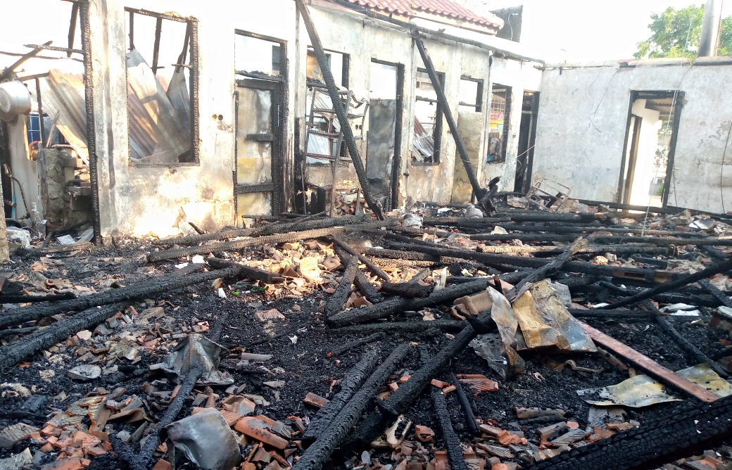 Deretan Warung makan di area alun alun pemalang tinggal menyisakan puing bangunan