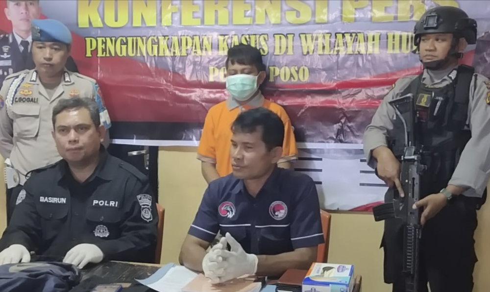 Tampak tersangka pengedar narkoba Asal desa Maranda, kecamatan Poso Pesisir, saat di hadirkan dalam keterangan pers oleh kasat Narkoba Polres Poso