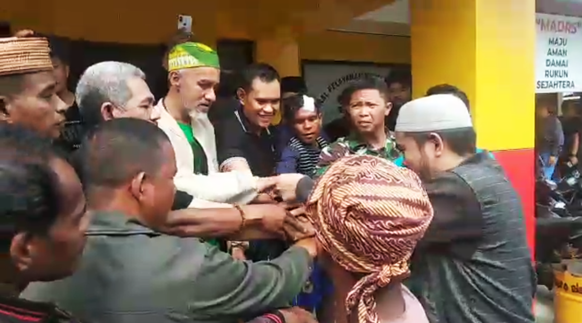 Habib Muhammad Saleh Al Aydrus (Habib Rotan) Saat mendapatkan kedua belah pihak yang bertikai di Pasar Inpres Manonda. Sabtu, (19/8).