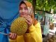 Sulis Penjual buah durian di Pemalang memperlihatkan durian kuning yang manis rasanya