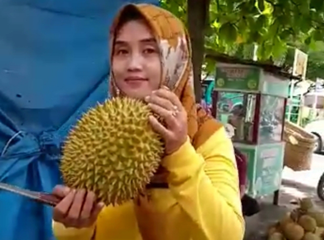 Sulis Penjual buah durian di Pemalang memperlihatkan durian kuning yang manis rasanya