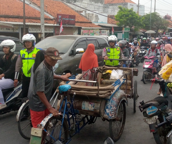 Anggota satlantas polres Pemalang mengurai kemacetan jalan di depan pasar Bojongbata Pemalang