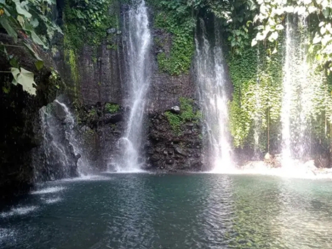 Curug kembar atau biasa disebut dengan Curug Bengkawah Desa Sikasur, Kecamatan Belik, Kabupaten Pemalang terlihat sepi pengunjung