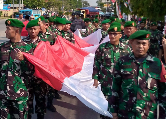 Para anggota TNI dari Kodim 0711/ Pemalang dalam acara kirab bendera merah putih sepanjang 1000 meter di kabupaten Pemalang