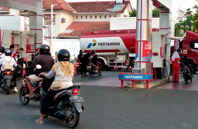 Antrian pembeli bahan bakar di SPBU Jalan Gatot Subroto Pemalang