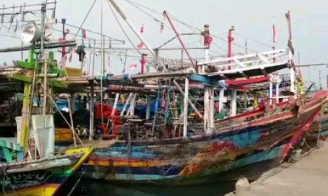 Nelayan Pemalang Menyandarkan kapalnya di pelabuhan Tanjung Sari