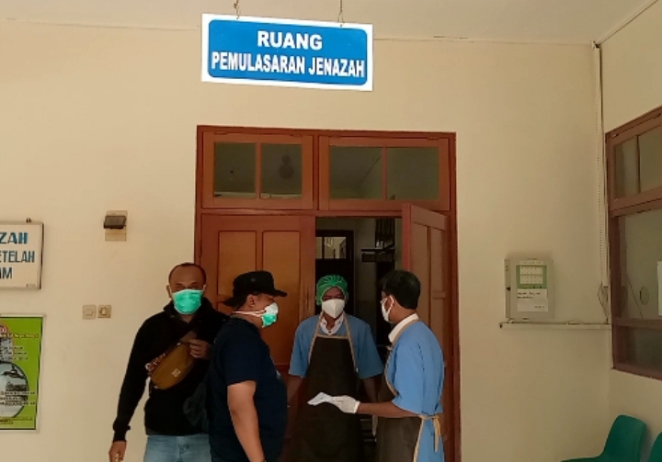 Jenazah wanita berseragam pramuka ketika berada di Ruang Jenazah RSUD DR M ASHARI Pemalang