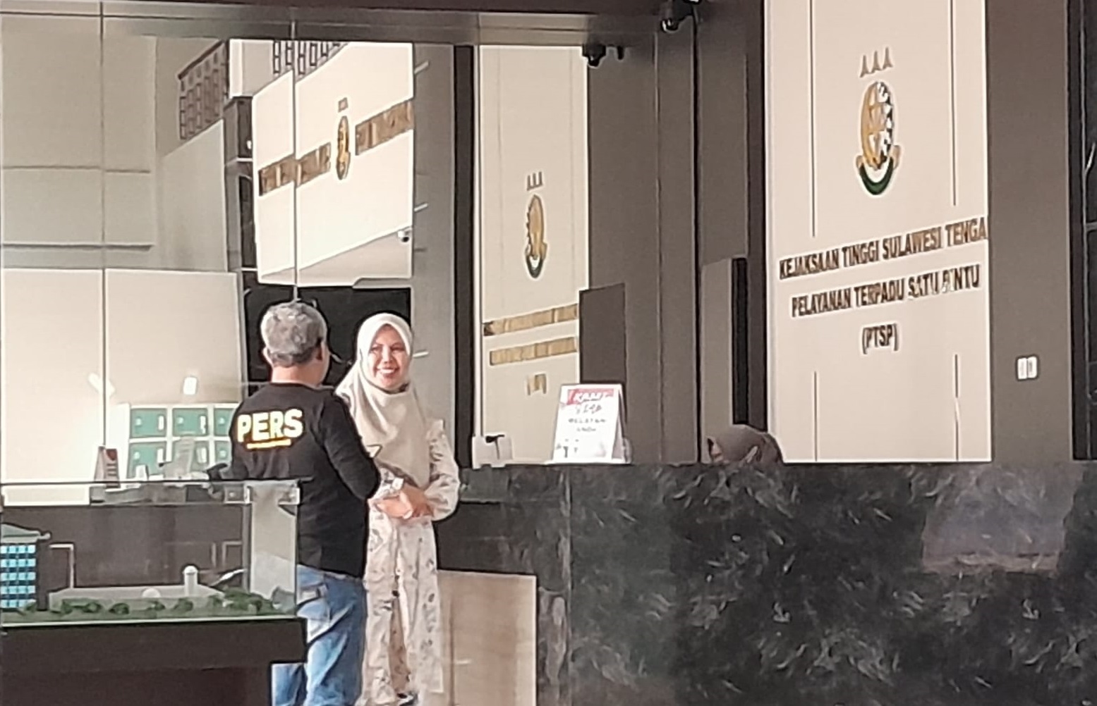 Wakil Dekan Bidang Umum dan Keuangan Dr. drg. Tri Setyawati, M.Sc saat dikonfirmasi awak media di Kantor Kejati Sulteng.