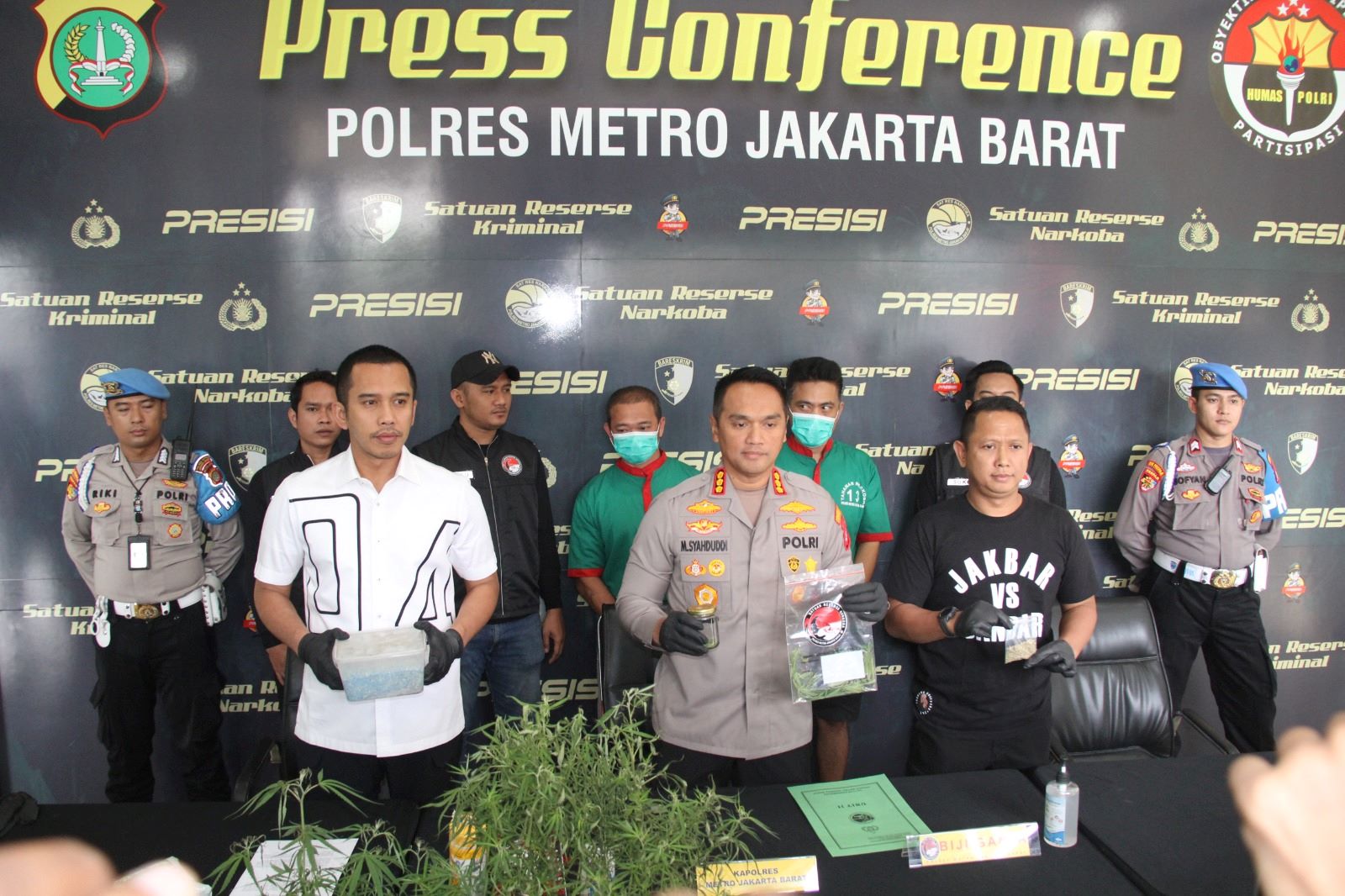 Kapolres Jakarta Barat menujukkan beberapa barang bukti tanaman ganja