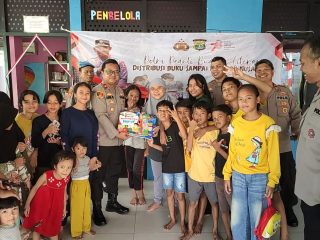 Penyerahan Buku Polsek Tamansari Jakarta Barat kepada anak-anak