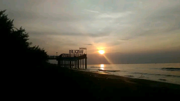 Nuansa matahari tenggelam dari dermaga cinta pantai Widuri Pemalang