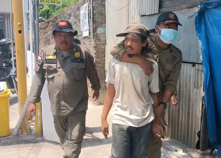 Anggota Satpol PP Pemalang mengamankan ODGJ yang meresahkan masyarakat