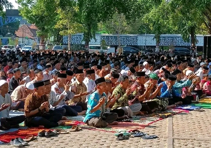 Pemkab Pemalang dan warga gelar sholat Istiqa di alun -alun pemalang.